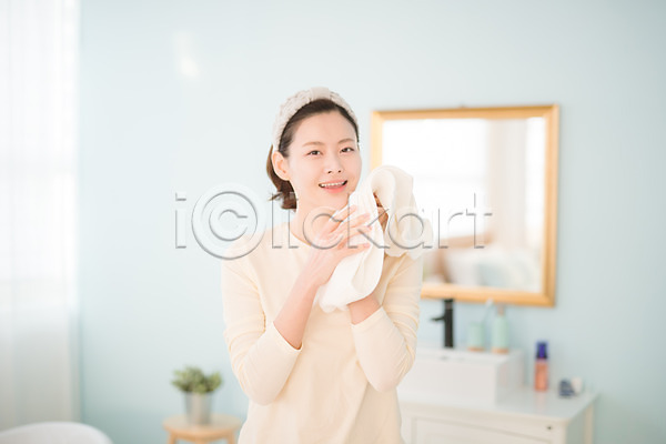 순수 30대 성인 성인여자한명만 여자 한국인 한명 JPG 앞모습 포토 거울 닦기 미소(표정) 뷰티 상반신 서기 세면대 세수 수건 실내 욕실 우먼라이프 화장품