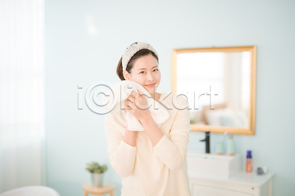 순수 30대 성인 성인여자한명만 여자 한국인 한명 JPG 앞모습 포토 거울 닦기 미소(표정) 뷰티 상반신 서기 세면대 세수 수건 실내 욕실 우먼라이프 화장품