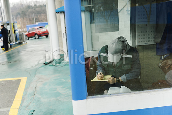 청춘(젊음) 20대 남자 두명 성인 한국인 JPG 앞모습 포토 고개숙이기 공책 기록 비정규직 상반신 실내 아르바이트 자동차 주간 주유기 주유소 최저임금