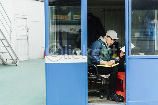 청춘(젊음) 20대 남자 성인 성인남자한명만 한국인 한명 JPG 앞모습 포토 기록 비정규직 실내 아르바이트 안기 앉기 전신 주간 주유소 책 최저임금