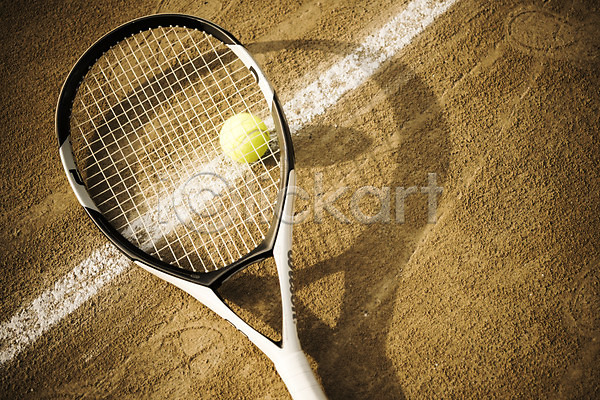 사람없음 JPG 포토 그림자 야외 주간 테니스 테니스공 테니스라켓 테니스용품 테니스장 한개 흙