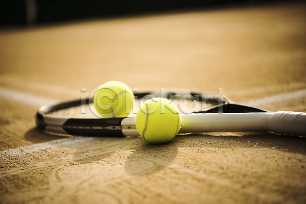 사람없음 JPG 포토 두개 야외 주간 테니스 테니스공 테니스라켓 테니스용품 테니스장 흙