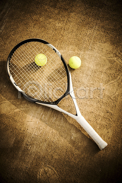 사람없음 JPG 포토 두개 바닥 야외 주간 테니스 테니스공 테니스라켓 테니스용품 테니스장 흙