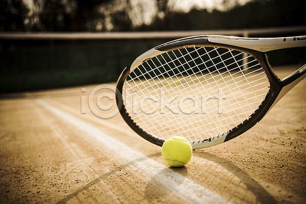 사람없음 JPG 포토 네트 야외 주간 테니스 테니스공 테니스라켓 테니스용품 테니스장 한개 흙