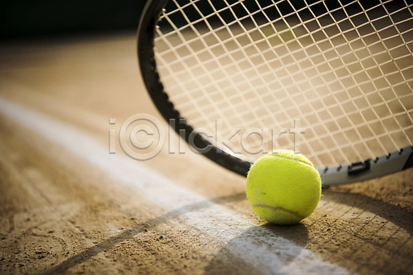 사람없음 JPG 포토 야외 주간 테니스 테니스공 테니스라켓 테니스용품 테니스장 한개 흙