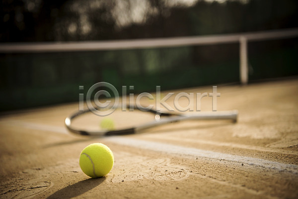 사람없음 JPG 포토 네트 두개 야외 주간 테니스 테니스공 테니스라켓 테니스용품 테니스장 흙