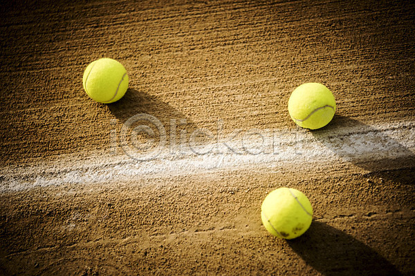 사람없음 JPG 포토 바닥 세개 야외 주간 테니스 테니스공 테니스용품 테니스장 흙