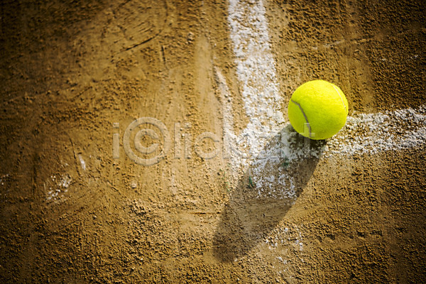 사람없음 JPG 포토 그림자 야외 주간 테니스 테니스공 테니스용품 테니스장 한개 흙