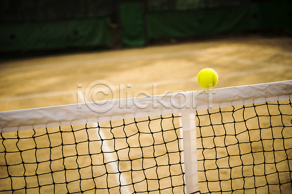 사람없음 JPG 포토 공중 네트 야외 주간 테니스 테니스공 테니스용품 테니스장 한개 흙