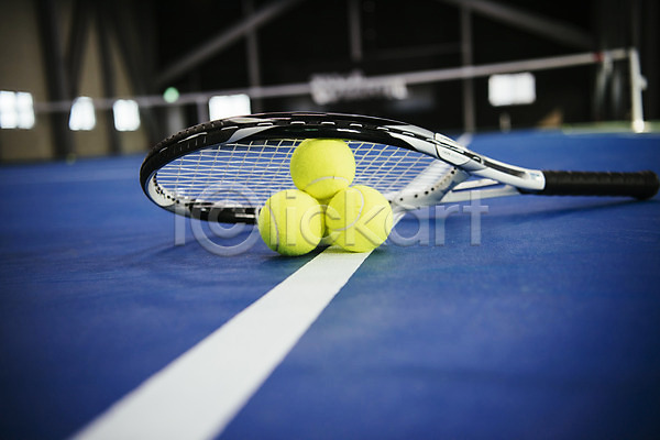 사람없음 JPG 포토 네트 바닥 세개 실내 쌓기 테니스 테니스공 테니스라켓 테니스용품 테니스장 파란색