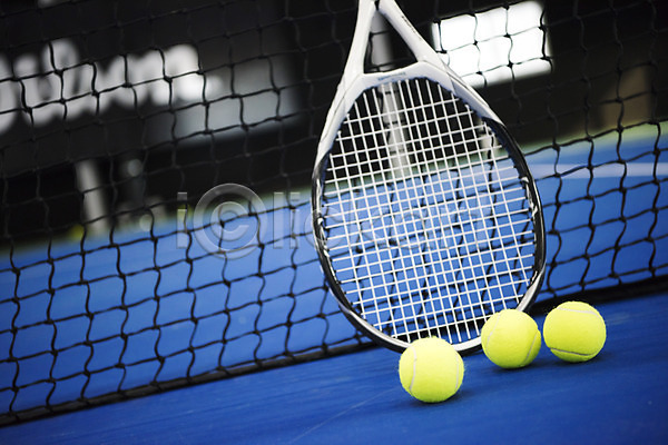 사람없음 JPG 포토 네트 바닥 세개 실내 테니스 테니스공 테니스라켓 테니스용품 테니스장 파란색