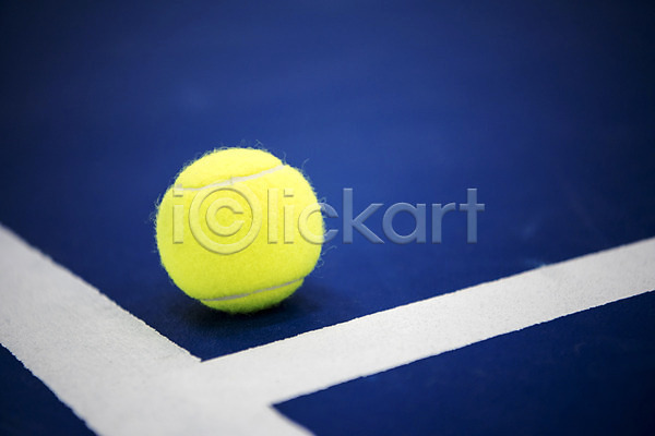 사람없음 JPG 포토 모서리 바닥 실내 클래식블루 테니스 테니스공 테니스용품 테니스장 트렌드컬러 파란색 한개