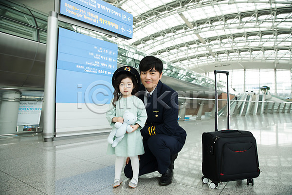 30대 남자 두명 성인 어린이 여자 한국인 JPG 앞모습 포토 공항 기장(직업) 승무원 실내 앉기 여행 유니폼 인천국제공항 전신 캐리어 표지판