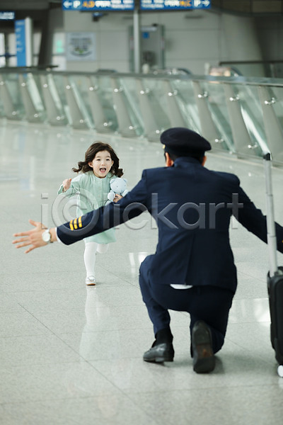30대 남자 두명 성인 어린이 여자 한국인 JPG 뒷모습 앞모습 포토 공항 기장(직업) 달리기 승무원 실내 여행 유니폼 인천국제공항 전신 팔벌리기