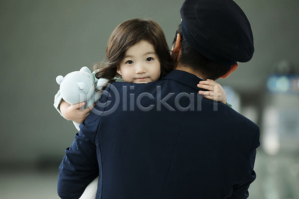 30대 남자 두명 성인 어린이 여자 한국인 JPG 뒷모습 앞모습 포토 곰인형 공항 국내포토 기장(직업) 상반신 서기 승무원 실내 안기 여행 유니폼 인천국제공항