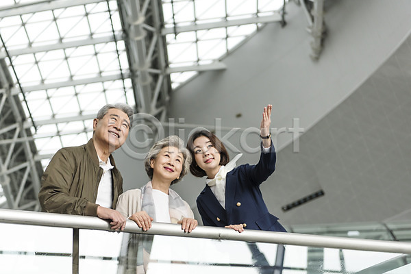 도움 20대 60대 남자 노년 세명 여자 한국인 JPG 로우앵글 앞모습 포토 공항 난간 노부부 미소(표정) 상반신 서기 승무원 실내 안내 여행 유니폼 인천국제공항 잡기