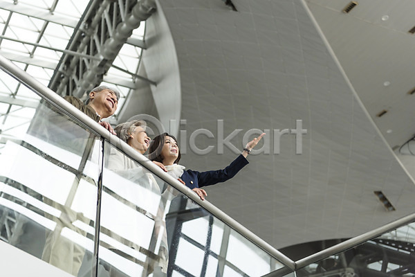 20대 60대 남자 노년 성인 세명 여자 한국인 JPG 앞모습 포토 공항 노부부 상반신 서기 승무원 실내 여행 유니폼 인천국제공항