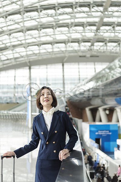 20대 성인여자한명만 여자 한국인 한명 JPG 앞모습 포토 공항 난간 미소(표정) 상반신 서기 승무원 실내 여행 유니폼 인천국제공항 잡기 캐리어