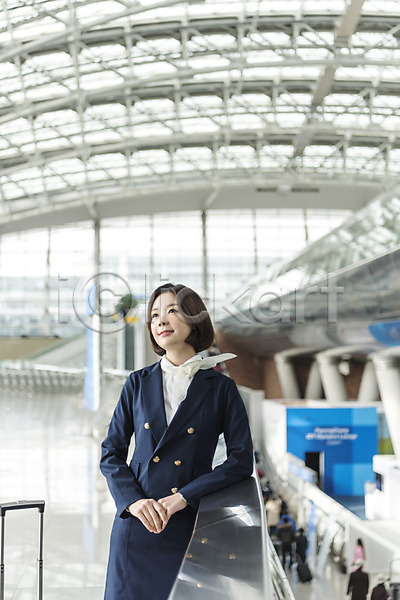 20대 성인여자한명만 여자 한국인 한명 JPG 앞모습 포토 공항 기댐 난간 미소(표정) 상반신 서기 손모으기 승무원 실내 여행 유니폼 응시 인천국제공항 캐리어