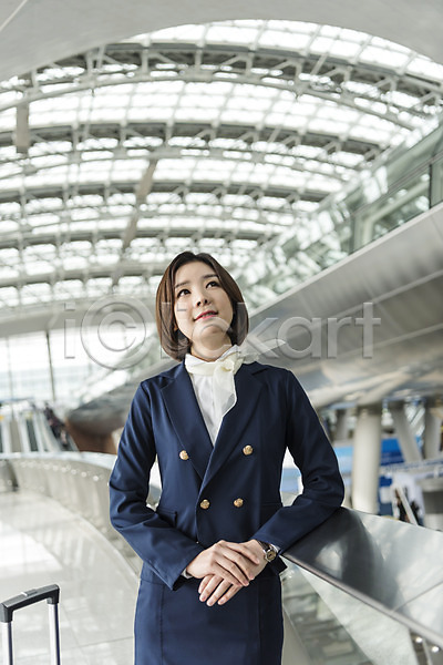 20대 성인여자한명만 여자 한국인 한명 JPG 앞모습 포토 공항 미소(표정) 상반신 서기 손모으기 승무원 실내 여행 유니폼 인천국제공항 캐리어