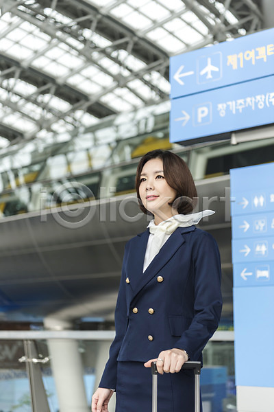20대 성인여자한명만 여자 한국인 한명 JPG 앞모습 포토 공항 상반신 서기 승무원 실내 여행 유니폼 응시 인천국제공항 캐리어 표지판