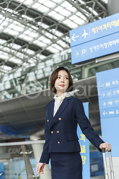 20대 성인여자한명만 여자 한국인 한명 JPG 앞모습 포토 공항 미소(표정) 상반신 서기 승무원 실내 여행 유니폼 인천국제공항 캐리어 표지판