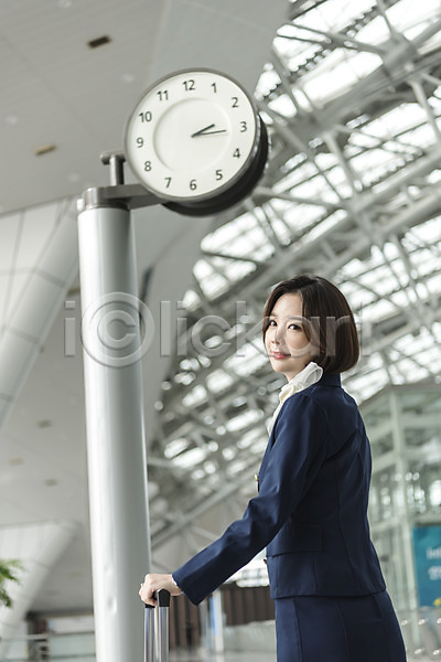 20대 성인여자한명만 여자 한국인 한명 JPG 뒷모습 포토 공항 뒤돌아보기 미소(표정) 상반신 서기 승무원 시계탑 실내 여행 유니폼 인천국제공항 캐리어