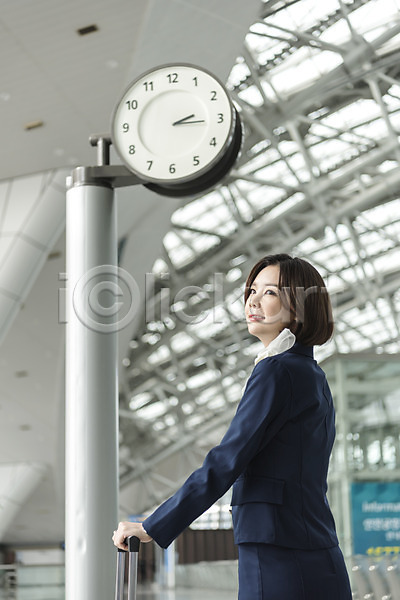 20대 성인여자한명만 여자 한국인 한명 JPG 뒷모습 포토 공항 뒤돌아보기 상반신 서기 승무원 시계탑 실내 여행 유니폼 인천국제공항 캐리어