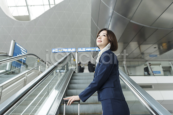 20대 성인여자한명만 여자 한국인 한명 JPG 옆모습 포토 공항 상반신 서기 승무원 실내 에스컬레이터 여행 유니폼 인천국제공항 캐리어