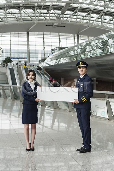 20대 30대 남자 두명 성인 성인만 여자 한국인 JPG 앞모습 포토 공항 광고판 기장(직업) 동료 들기 배너 사각프레임 서기 승무원 실내 알림판 여행 유니폼 인천국제공항 전신