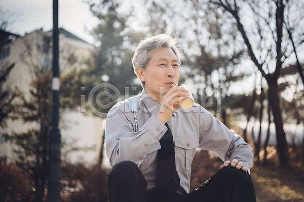 실버취업 휴식 60대 남자 노년 노인남자한명만 한국인 한명 JPG 앞모습 포토 경비원 마시기 바나나우유 상반신 실버라이프 앉기 야외 유니폼 주간