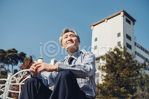 실버취업 휴식 60대 남자 노년 노인남자한명만 한국인 한명 JPG 앞모습 포토 경비원 바나나우유 산책로 상반신 실버라이프 아파트 야외 유니폼 응시 주간