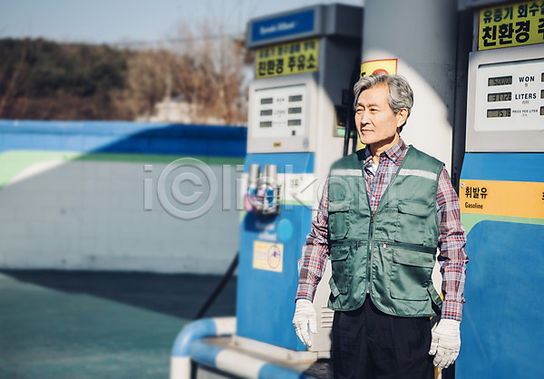 실버취업 60대 남자 노년 노인남자한명만 한국인 한명 JPG 앞모습 포토 상반신 실버라이프 야외 응시 주간 주유기 주유소 주유소직원