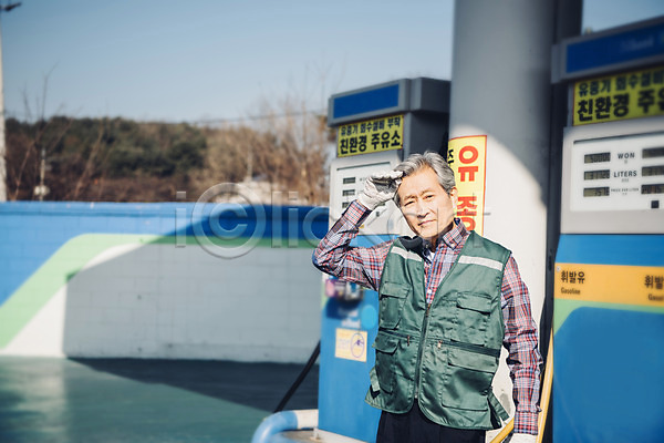 실버취업 피곤 60대 남자 노년 노인남자한명만 한국인 한명 JPG 앞모습 포토 상반신 실버라이프 야외 주간 주유기 주유소 주유소직원 힘듦