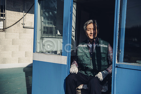 실버취업 휴식 60대 남자 노년 노인남자한명만 한국인 한명 JPG 앞모습 포토 상반신 실버라이프 앉기 야외 주간 주유소 주유소직원