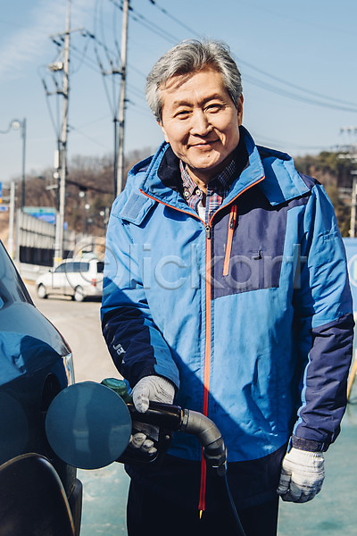 실버취업 60대 남자 노년 노인남자한명만 한국인 한명 JPG 앞모습 포토 넣기 미소(표정) 상반신 실버라이프 야외 주간 주유구 주유기 주유소 주유소직원