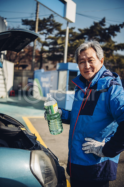 실버취업 60대 남자 노년 노인남자한명만 한명 JPG 옆모습 포토 들기 상반신 서기 야외 워셔액 자동차 주간 주유소 허리손