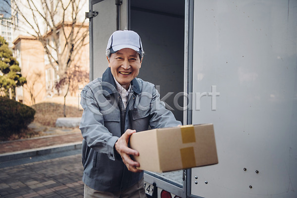 실버취업 60대 남자 노년 노인남자한명만 한국인 한명 JPG 앞모습 포토 미소(표정) 배송 상반신 실버라이프 아파트단지 야외 전달 주간 택배기사 택배상자 트럭 한개