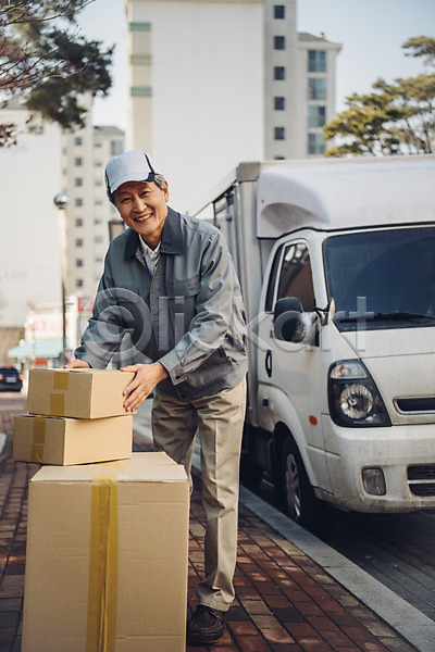 실버취업 60대 남자 노년 노인남자한명만 한국인 한명 JPG 앞모습 포토 미소(표정) 실버라이프 쌓기 아파트단지 야외 전신 주간 택배기사 택배상자 트럭