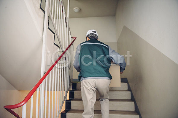 실버취업 60대 남자 노년 노인남자한명만 한국인 한명 JPG 뒷모습 포토 계단 배송 상반신 실내 실버라이프 아파트 오르기 택배기사 택배상자