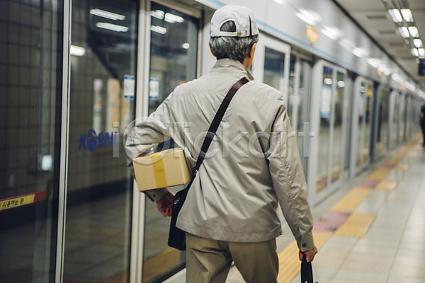 실버취업 60대 남자 노년 노인남자한명만 한국인 한명 JPG 뒷모습 포토 가방 걷기 들기 상반신 실내 실버라이프 전철역 지하철택배 택배상자