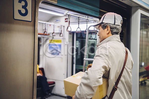 실버취업 60대 남자 노년 노인남자한명만 한명 JPG 뒷모습 포토 들기 상반신 승차 실내 실버라이프 전철 지하철택배 택배상자