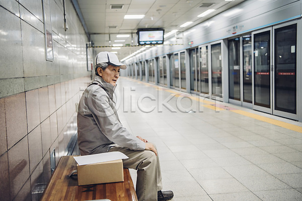 실버취업 60대 남자 노년 노인남자한명만 한국인 한명 JPG 옆모습 포토 기다림 배송 실내 실버라이프 앉기 의자 전달 전신 지하철택배 택배기사 택배상자