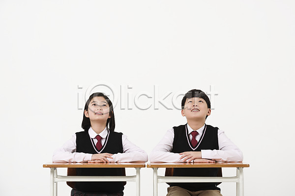 10대 남자 두명 십대만 여자 한국인 JPG 앞모습 포토 교복 남중생 남학생 상반신 손모으기 스튜디오촬영 실내 앉기 여중생 여학생 올려보기 의자 책상 친구 학생