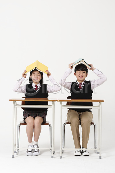 10대 남자 두명 십대만 여자 한국인 JPG 앞모습 포토 교복 남중생 남학생 들기 머리위 미소(표정) 스튜디오촬영 실내 앉기 여중생 여학생 의자 전신 책 책상 친구 학생