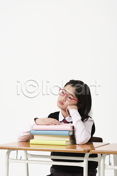 지루함 10대 십대여자한명만 여자 한국인 한명 JPG 앞모습 포토 교복 상반신 스튜디오촬영 실내 안경낌 앉기 여러권 여중생 여학생 의자 책 책상 턱괴기 학생