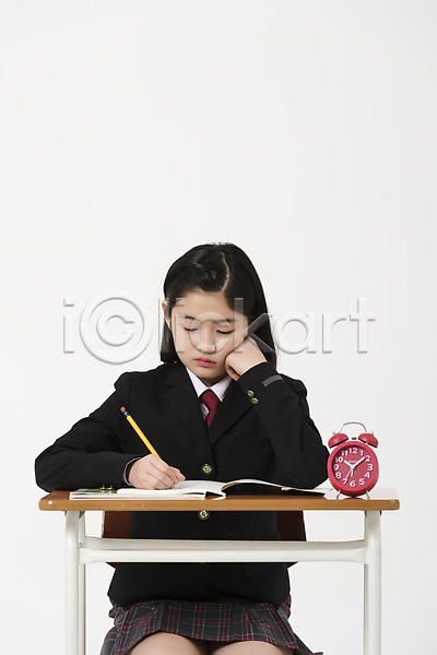 10대 십대여자한명만 여자 한국인 한명 JPG 앞모습 포토 교복 기록 상반신 스튜디오촬영 실내 앉기 여중생 여학생 연필 의자 책상 탁상시계 턱괴기 학생