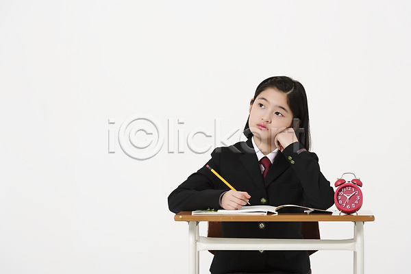 고민 10대 십대여자한명만 여자 한국인 한명 JPG 앞모습 포토 교복 상반신 스튜디오촬영 실내 앉기 여중생 여학생 연필 응시 의자 책상 탁상시계 턱괴기 학생