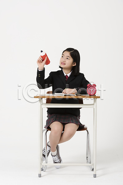 10대 십대여자한명만 여자 한국인 한명 JPG 앞모습 포토 교복 미소(표정) 스튜디오촬영 실내 앉기 여중생 여학생 연필 응시 의자 전신 책상 탁상시계 포즈 학생