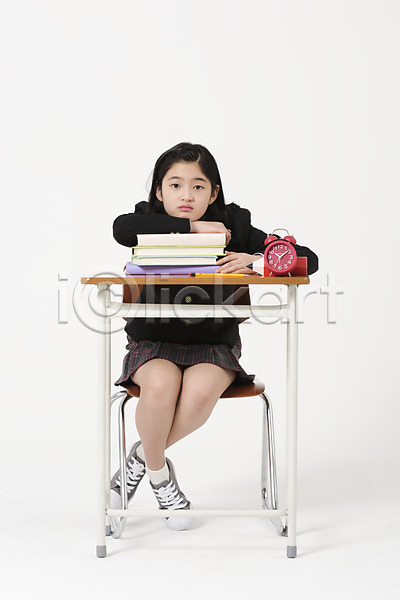 고민 10대 십대여자한명만 여자 한국인 한명 JPG 앞모습 포토 교복 스튜디오촬영 실내 앉기 여러권 여중생 여학생 응시 의자 전신 책 책상 탁상시계 학생